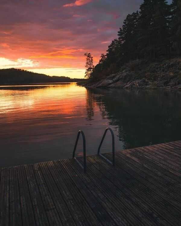 清澈湖水与山景